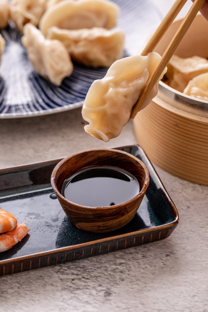 「蝦味鮮蝦餃」堅持真材實料每一顆重達30g,一口咬下爆出爽脆蝦味,只要水煮七分鐘,在家也能品嚐到功夫菜