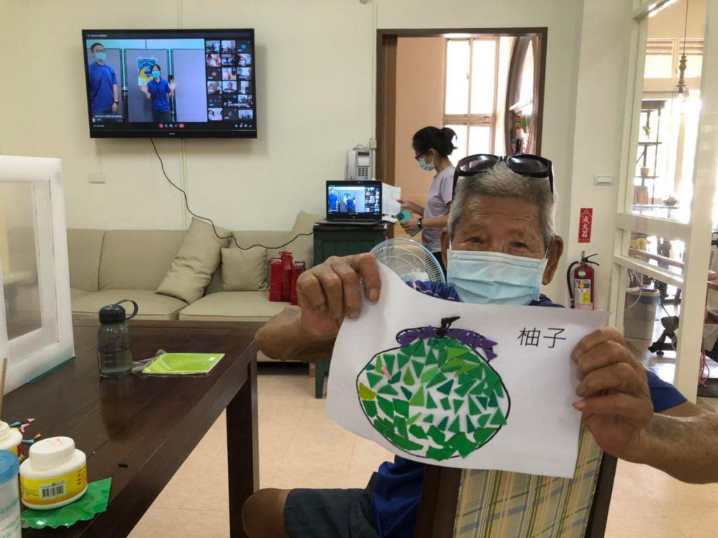 日照中心的長輩透過視訊一起參與活動