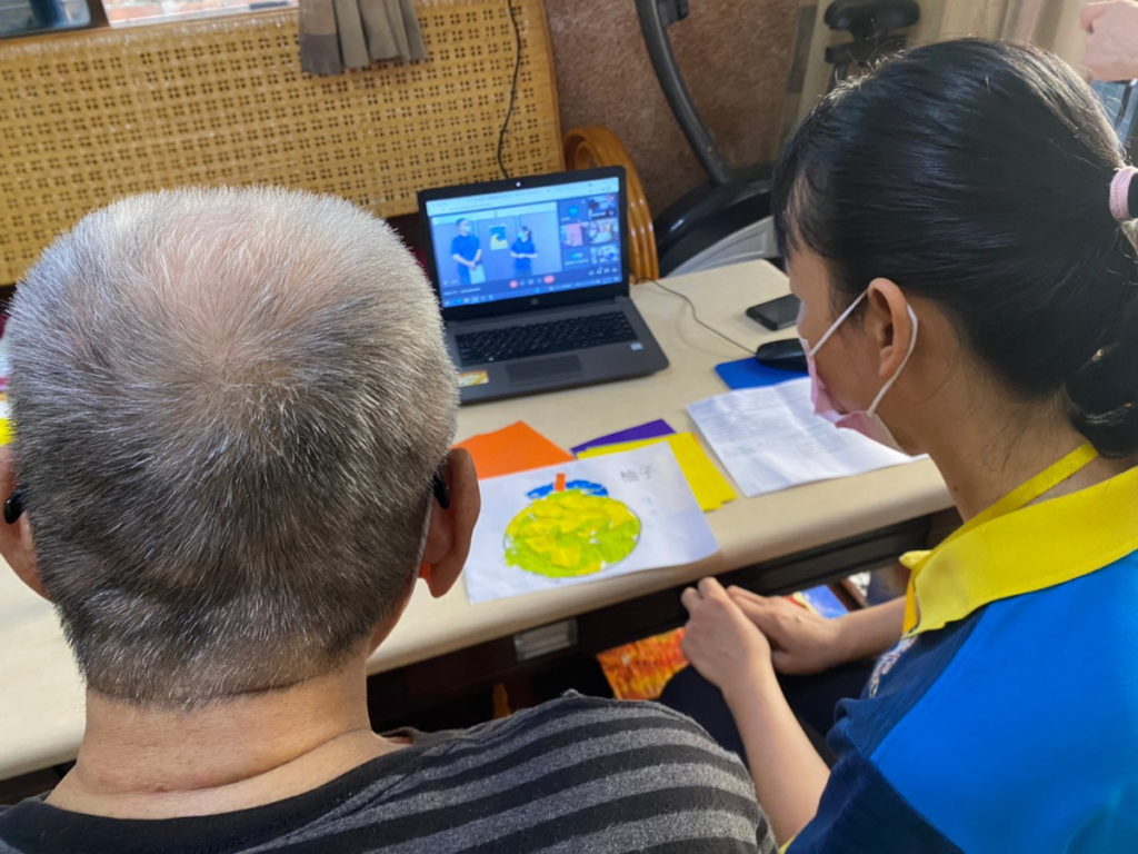 因應疫情,本次中秋活動由居服員到無電子設備或不諳操作3C產品的長輩家協助視訊;視訊活動內容主要融合中秋元素,包含懷舊歌曲、有獎徵答、柚子圖卡撕貼畫…等