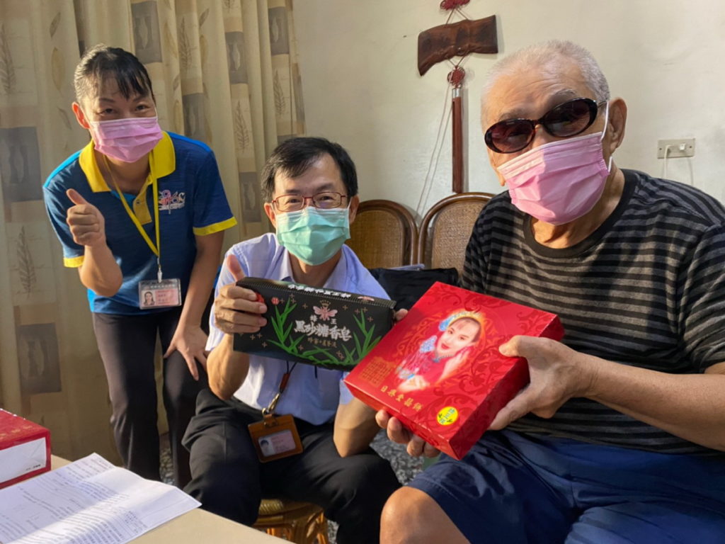 嘉基社區副院長周恬弘(中)跟隨居服員前往大林關懷長輩,除了代表致贈中秋禮品,也表達嘉義縣政府、嘉基及各界對獨居長輩之關懷心意。