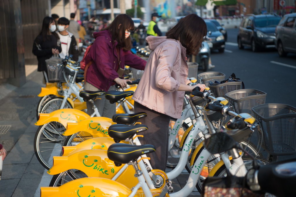 民眾搭乘Youbike 2.0