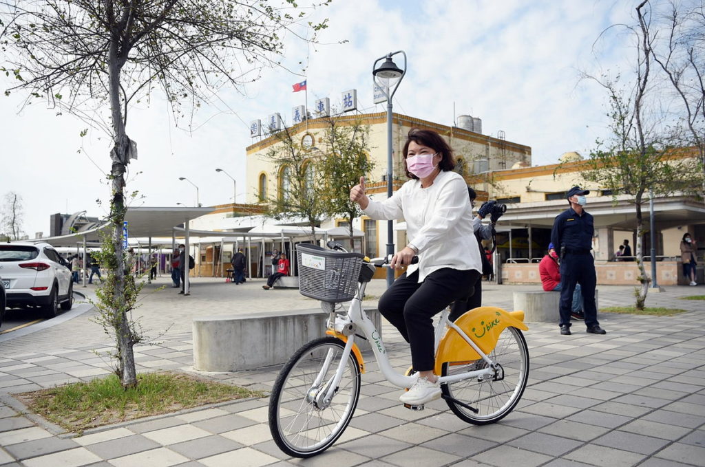 黃敏惠市長騎乘YouBike 2.0