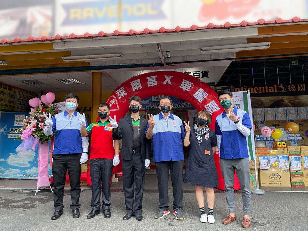 萊爾富攜手車麗屋推出「萊到店服務大聯盟」,萊爾富便利商店董事長汪亦祥(右三)、車麗屋汽車百貨董事長卓豐閔(左三)、露天市集總經理曾薰儀(右二)及...