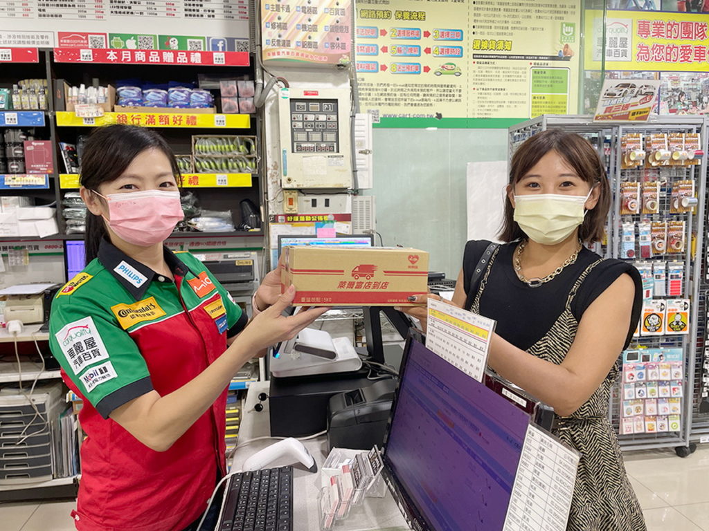 萊爾富攜手車麗屋於板橋店成立首家「萊到店服務大聯盟」,提供包裹寄取與繳費代收服務,出示萊爾富會員資格,享有與在萊爾富門市消費同樣的累點制度