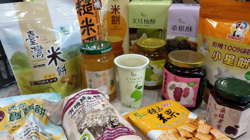 里仁將加工過程通常會丟棄的剩料,轉介給其他廠商開發成軟糖、吸凍、水果酥、酵素等更多產品,達到全果全食的循環經濟效益
