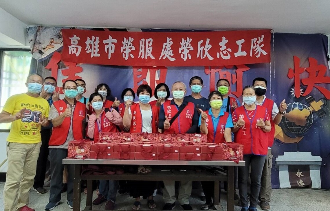 溫馨情    高雄榮服處送蛋黃酥慶中秋