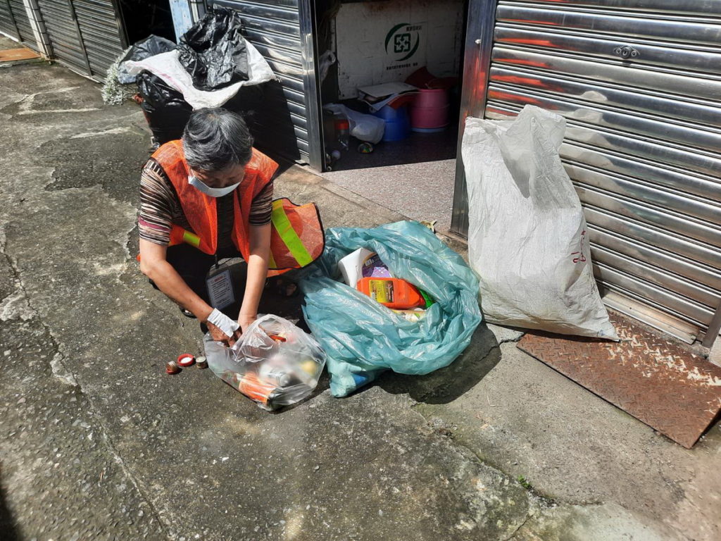 嘉義市政府環境保護局為照顧資源回收個體業者,以嘉義市列冊之個體業者為對象,開放個體業者申請加入「資收關懷計畫」