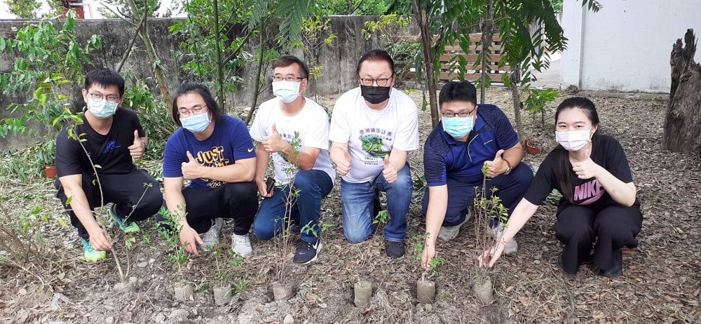 可能是 6 個人和戶外的圖像