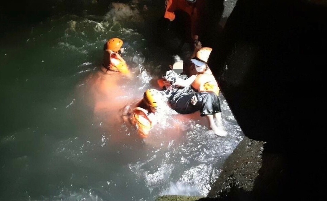 女子消波塊跳海 海巡警消即時營救