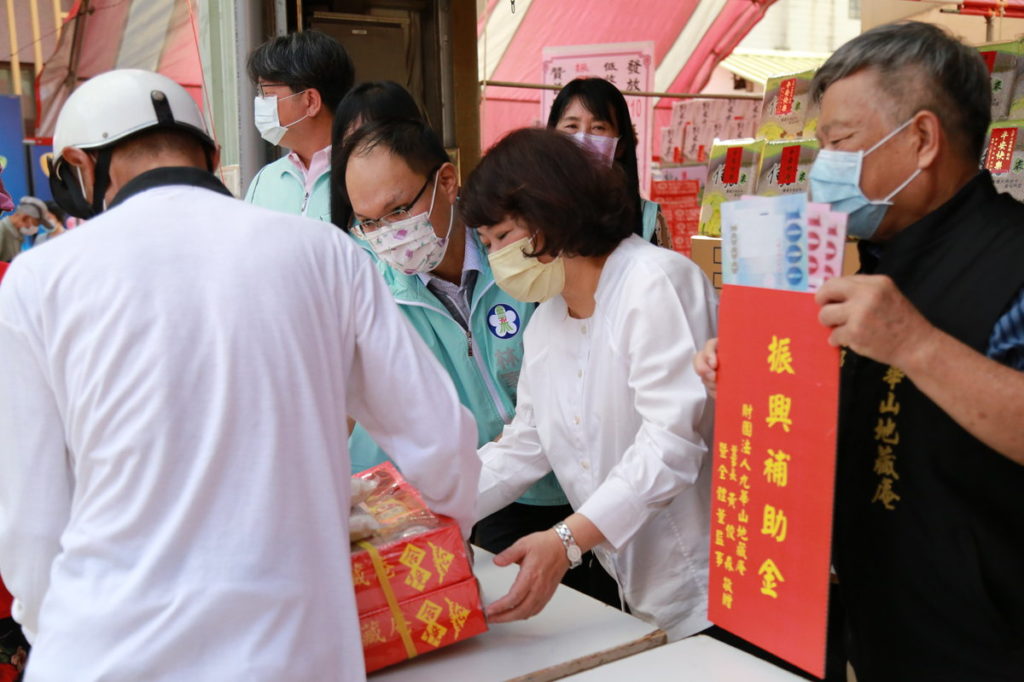 黃敏惠市長協助發放贊普品_嘉義市政府提供