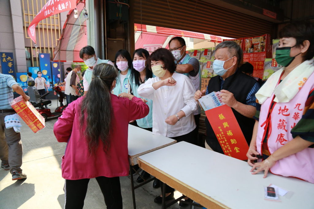 黃敏惠市長和民眾互動_嘉義市政府提供