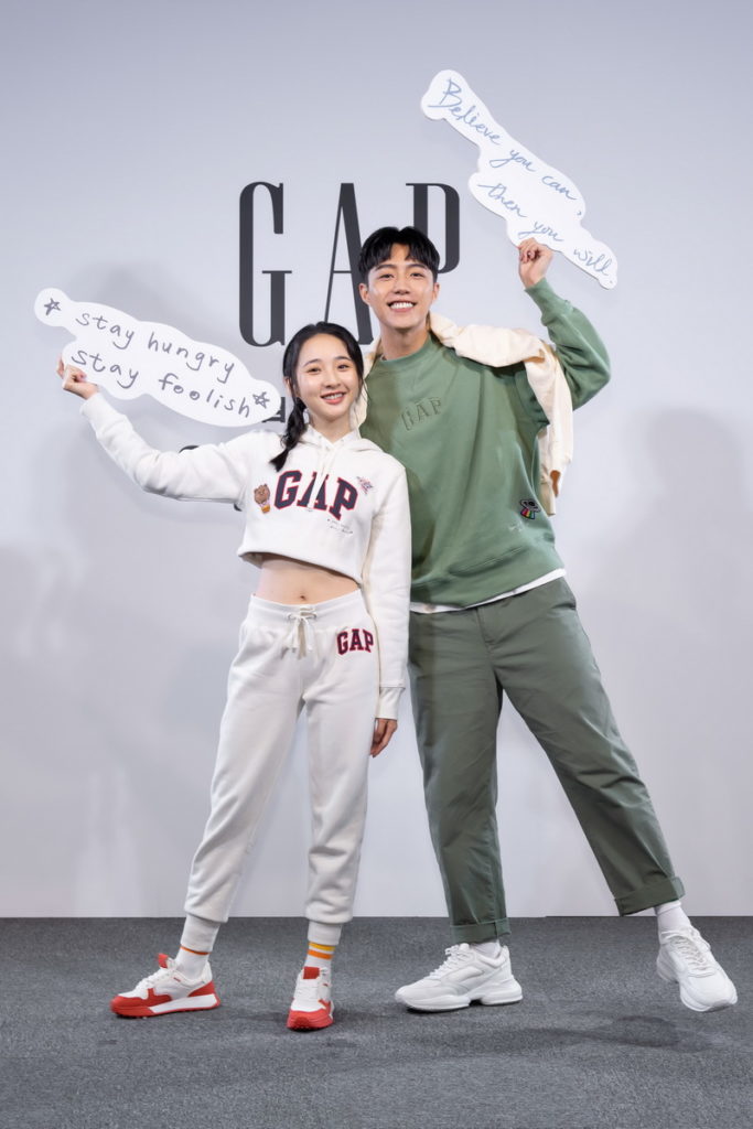 李沐、蔡凡熙斜槓玩設計,親手打造Gap限定布章、電繡,傳遞「服裝正能量」。