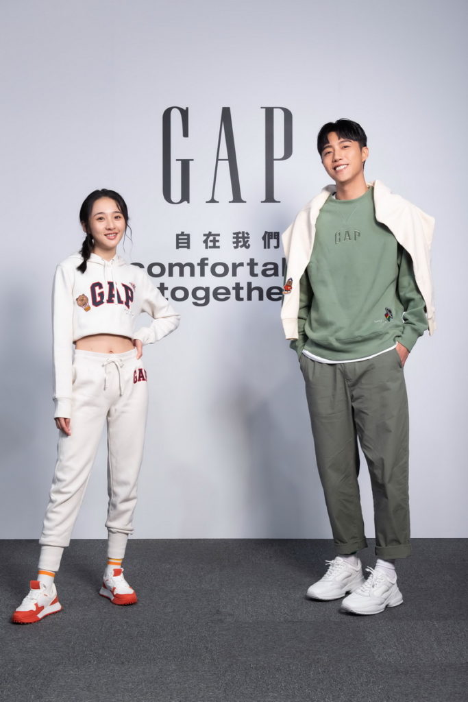 李沐以一襲全白成套運動服,印有紅色邊框與品牌經典海軍藍的Gap Logo,呈現濃厚美式風格