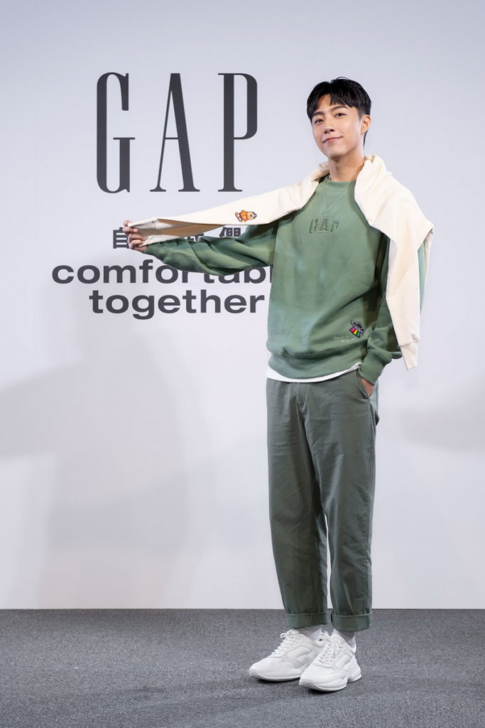 蔡凡熙選擇Gap開心果綠的刺繡Logo大學T,搭配同色系直筒卡其褲,下擺刻意微露出內襯白T