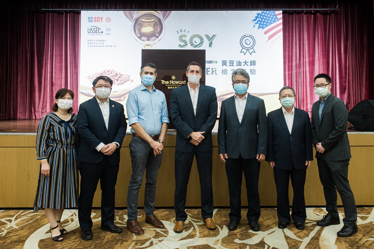 貴賓(左至右)美國黃豆在台協會:詹艷庭經理、林裕祥駐台代表。美國在臺協會:農業組副組長艾立克、農業組組長王睿珂。台灣區植物油製煉工業同業公會:詹逸宏理事長、林俊臣總幹事