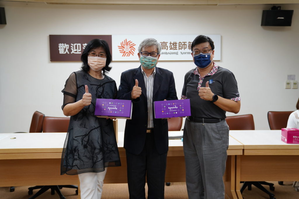 吳校長代表學校接受高雄市校友會捐贈快篩試劑