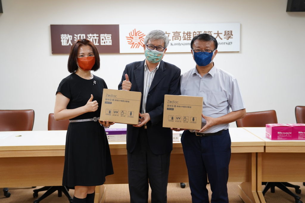 吳校長接受陳俊中理事長與陳慧萍中心長捐贈殺菌消毒槍組