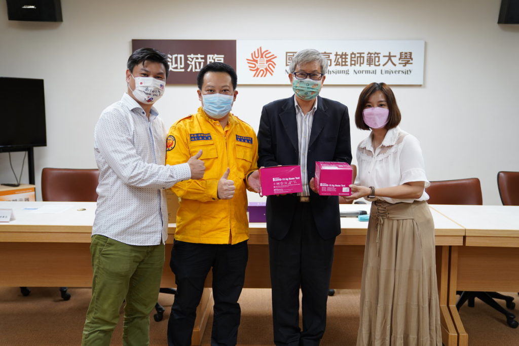 吳校長接受民間友人許采蓁小姐、黃天佑董事長代表熱心人士捐贈快篩試劑