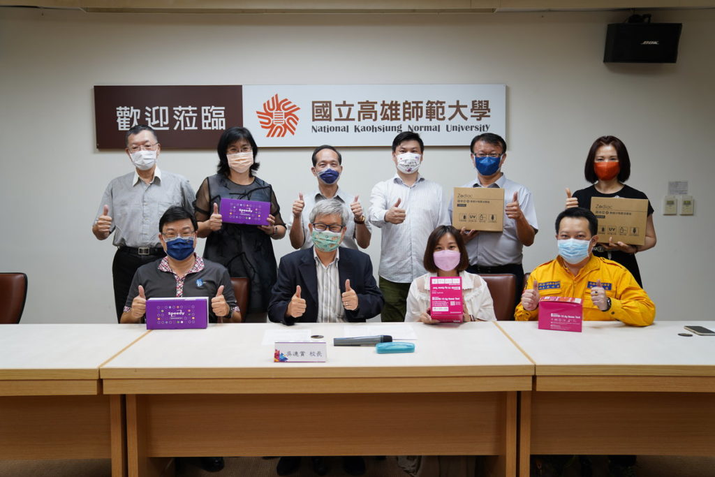 捐贈儀式後吳校長與所有出席賓客合影
