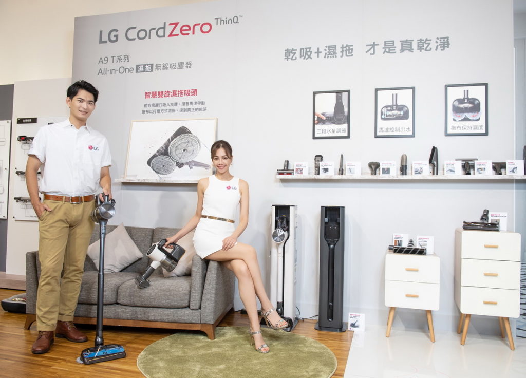 LG A9 T系列All-in-One濕拖無線吸塵器配備6款吸頭，除了可以同時乾吸濕拖的智慧雙旋濕拖吸頭外，新增地毯吸頭可深入地毯深層除塵、還有能清除沙發及寵物寢具的毛髮專用吸頭，面對任何環境都能隨機應變 完成清潔。