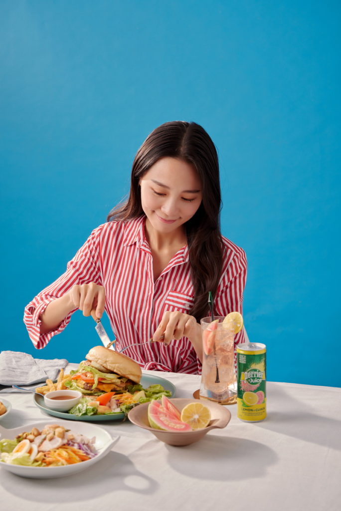 .全新「Perrier & Juice法國沛綠雅檸檬芭樂氣泡綜合果汁」每罐僅有28.4大卡，搭配豐盛餐點，也絲毫無罪惡感！