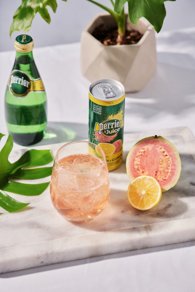 Perrier & Juice法國沛綠雅檸檬芭樂氣泡綜合果汁，上市即推出超值優惠，好市多實體賣場每箱NT$799元（24罐），線上購物每箱特價NT$839（含運）