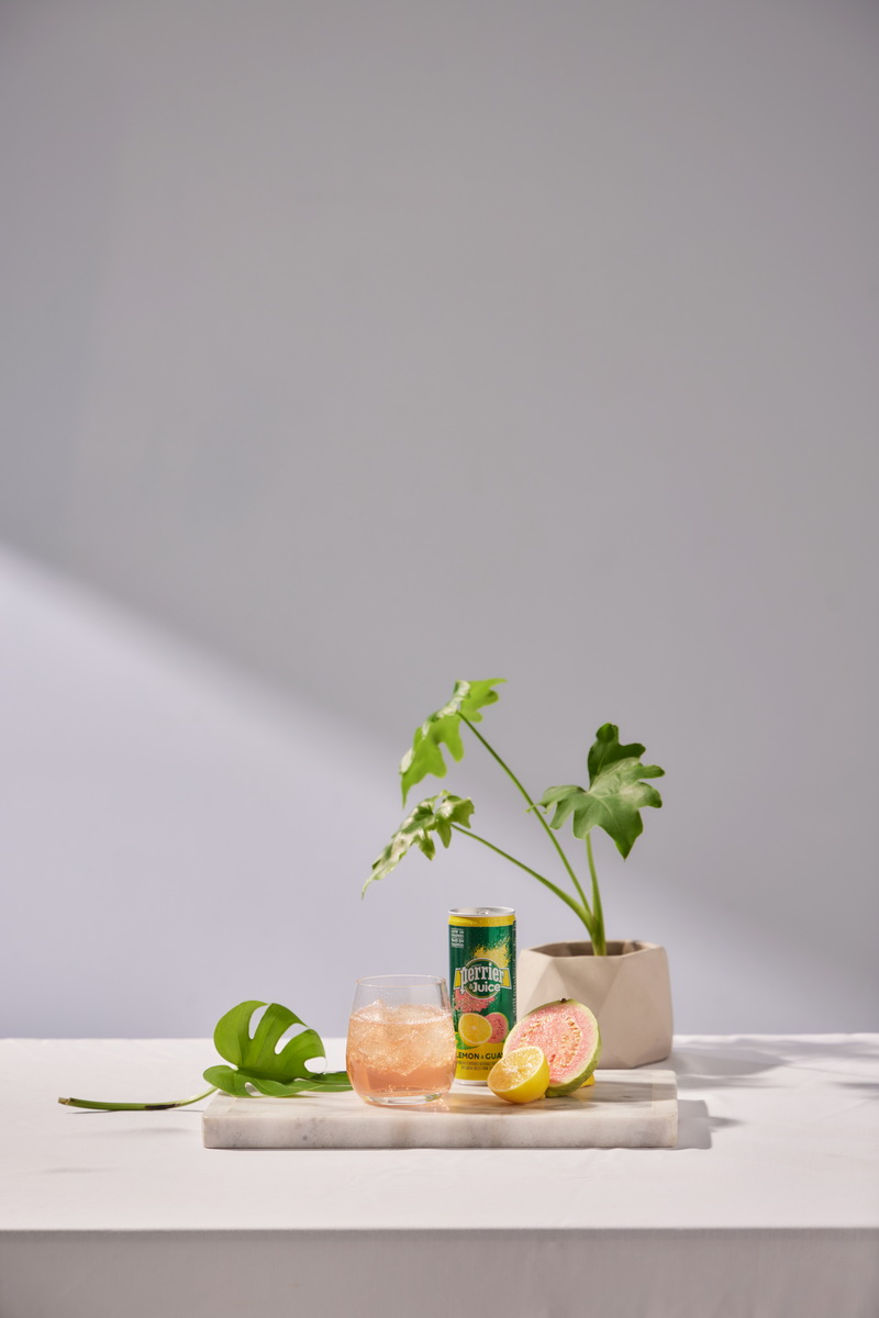 酸甜適中的Perrier & Juice法國沛綠雅檸檬芭樂氣泡綜合果汁，適合與伏特加、蘭姆酒及琴酒調和，不僅能完美取代調酒中的酸甜汁，增添豐富氣泡口感與品飲趣味，滿足休憩片刻小食光