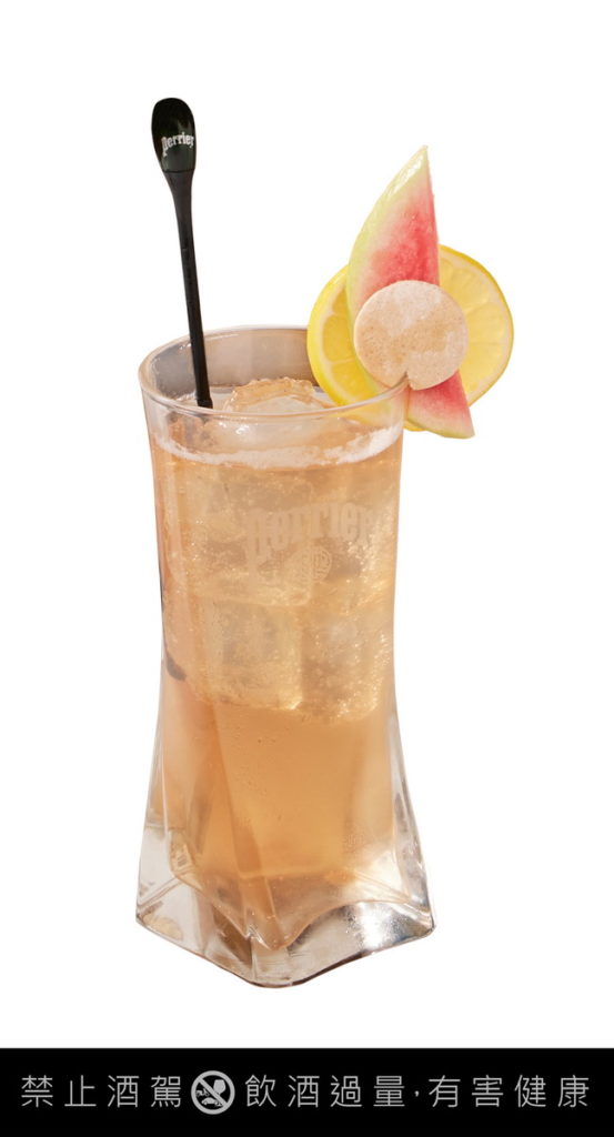 「紅心琴菲士Red Guava Gin Fizz」以琴酒與法國沛綠雅檸檬芭樂氣泡綜合果汁巧妙變化調酒