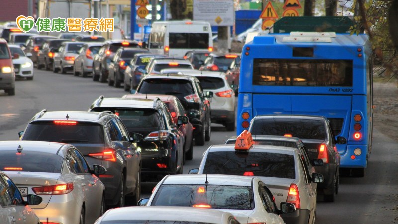 熟女排尿灼熱 塞車憋出來的