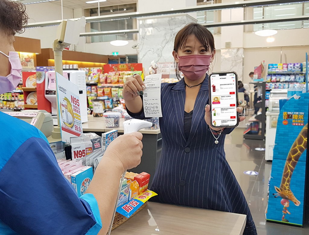 提早為5倍券上路來暖身，萊爾富即起推出「樂樂券」限時優惠，9月26日前於門市單筆消費滿200元(指定項目除外)即送20元購物金。