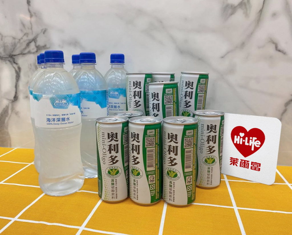 9月21日前萊爾富門市多款成箱飲品下殺至5折起，像是奧利多活性飲料240 mL，特價後每瓶只要10元；Hi-Life海洋深層水800mL，特價後每瓶僅14元。