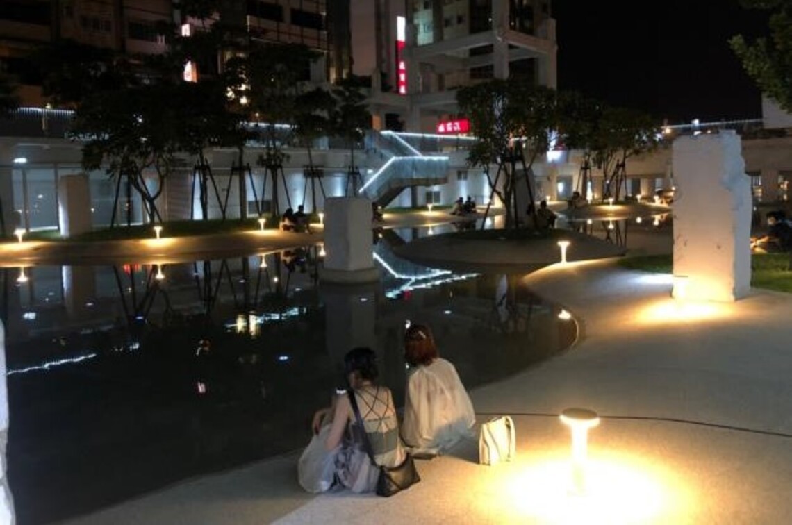 河樂廣場中秋前夕   水月恬靜儷影雙雙