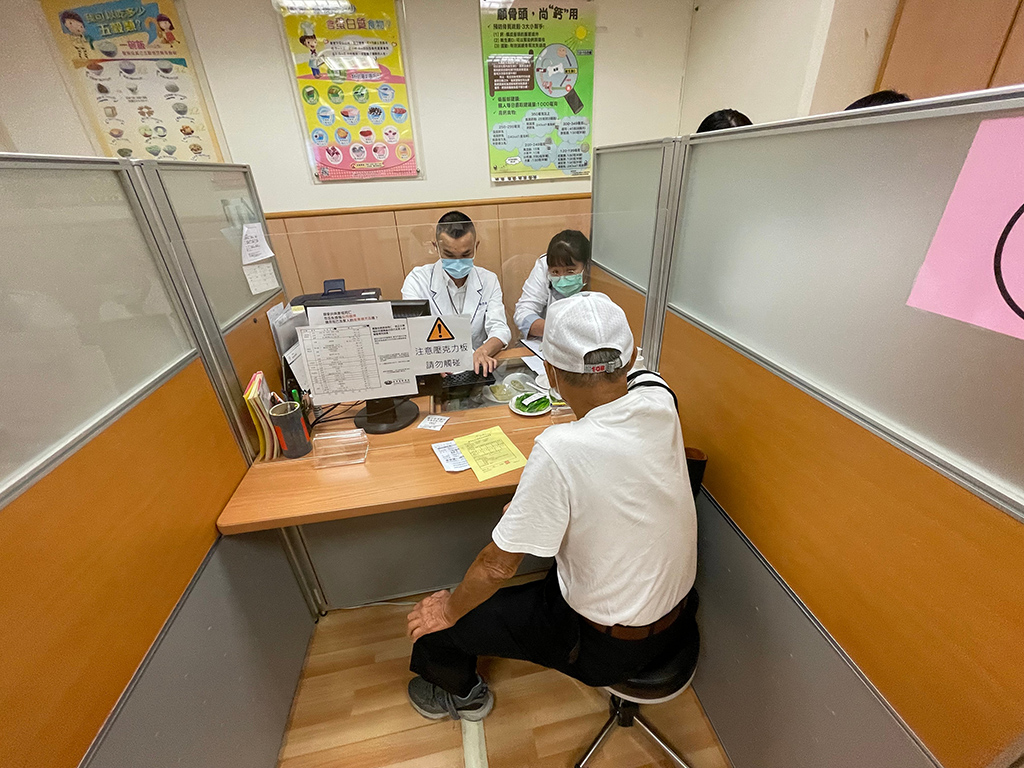 臺中慈濟醫院營養師楊忠偉,在營養科門診時跟病人分享健康小撇步。