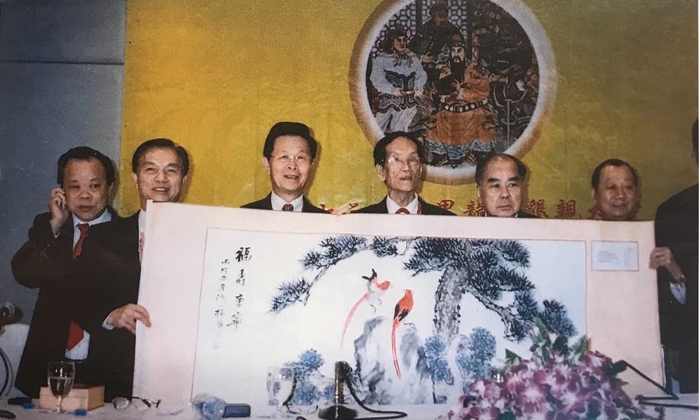 可能是 6 個人和大家站著的圖像