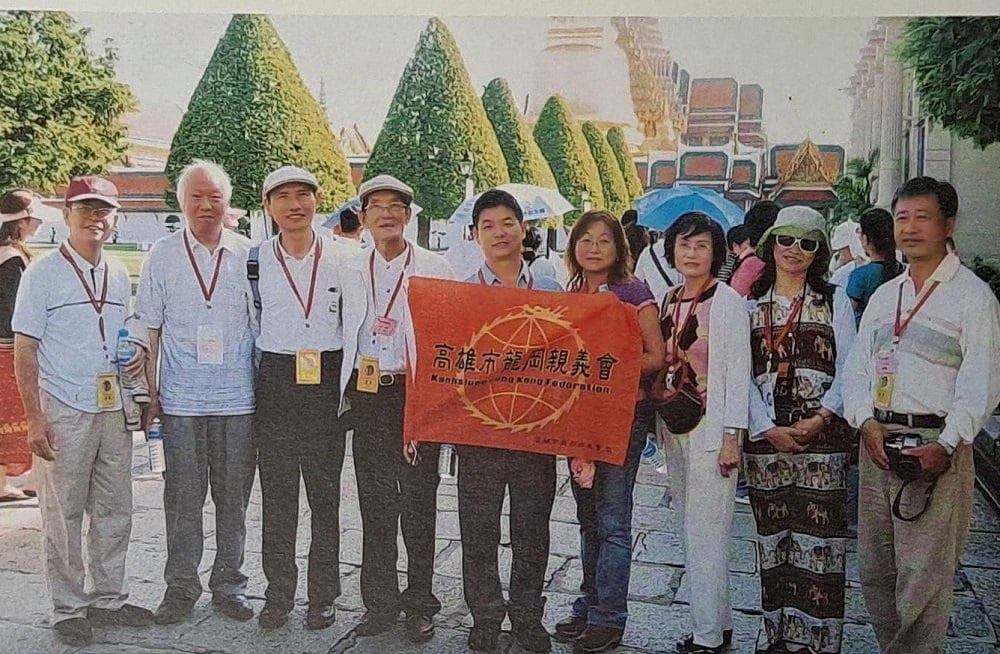 可能是 9 個人和大家站著的圖像