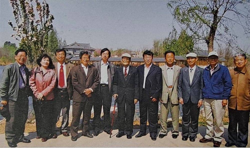 可能是 10 個人和大家站著的圖像