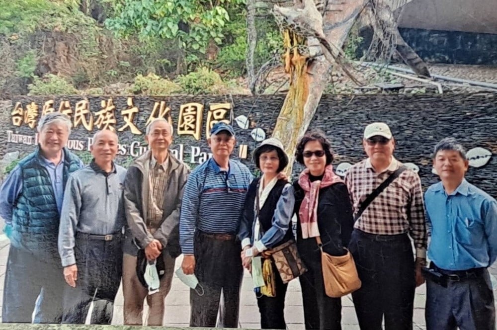 可能是 8 個人、大家站著和戶外的圖像
