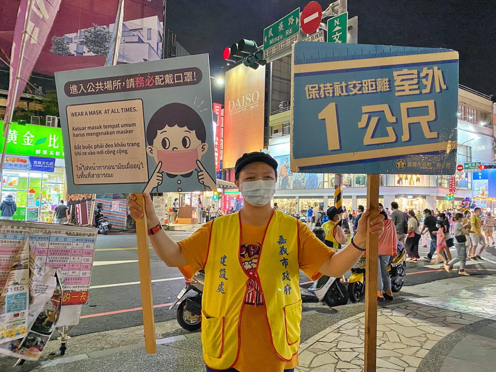 多語言宣導戴好口罩 保持社交距離