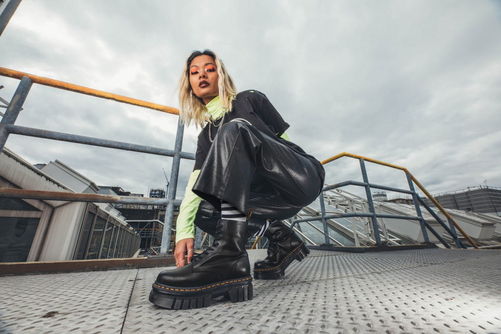Dr. Martens 2021秋冬時尚靓靴報到,超吸睛厚底馬汀靴陪你帥出新高度!