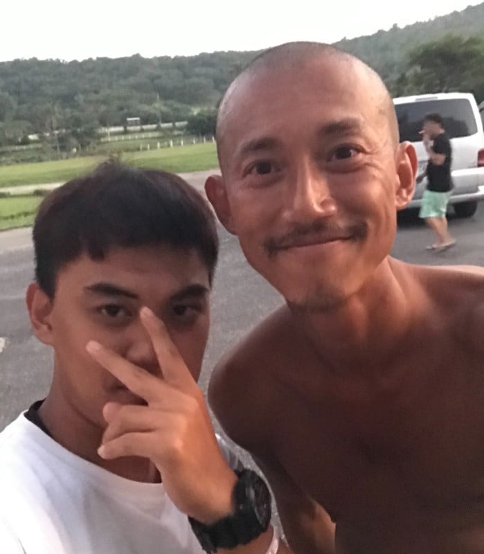 可能是 2 個人、大家站著和戶外的圖像