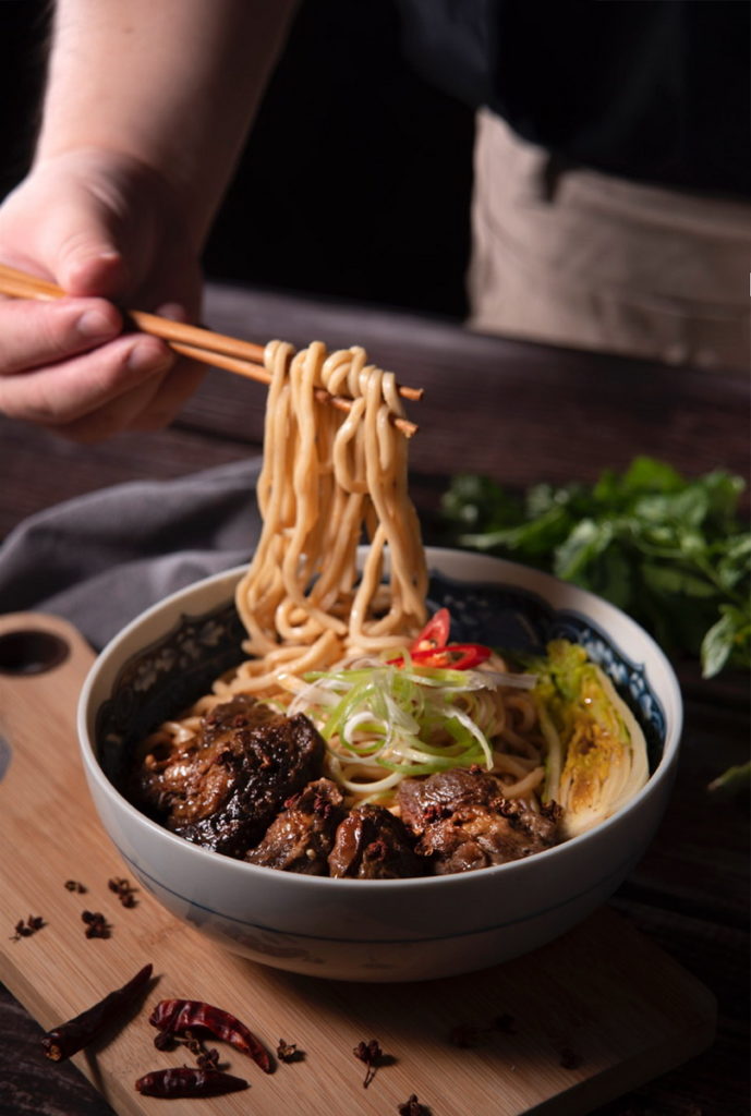 微風信義-究濃老饕牛肉麵 使用五倍券，點購究濃三絕川燒牛肉麵即享買一送一優惠