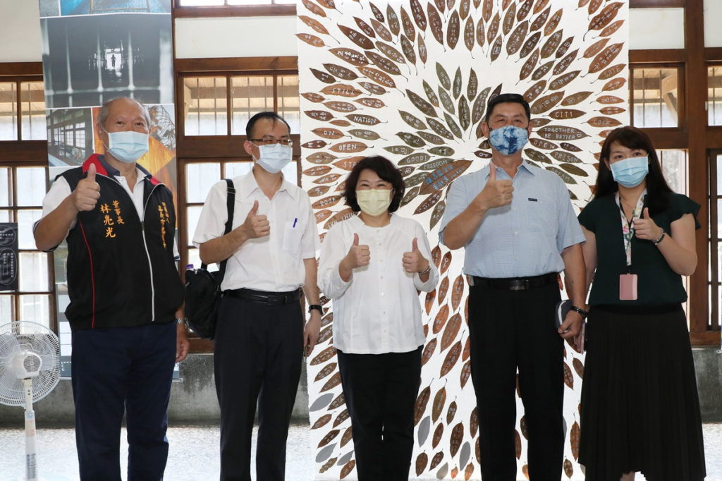 黃敏惠市長(左三)與法務部矯正署嘉義監獄黃銘強典獄長(右二)等人合照