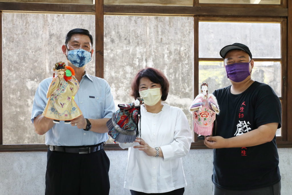 市長(中)體驗操偶