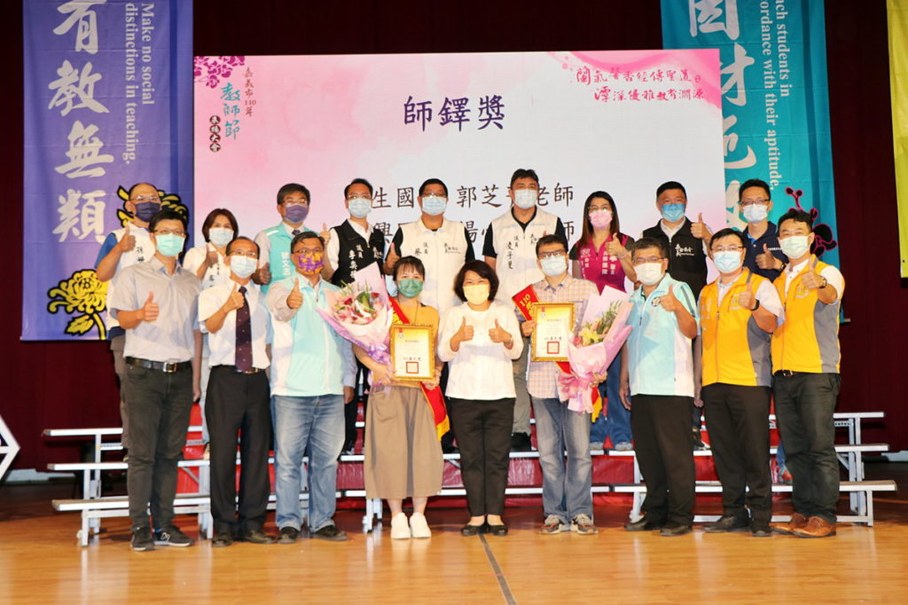 市長與兩位師鐸獎老師合照_嘉義市政府提供