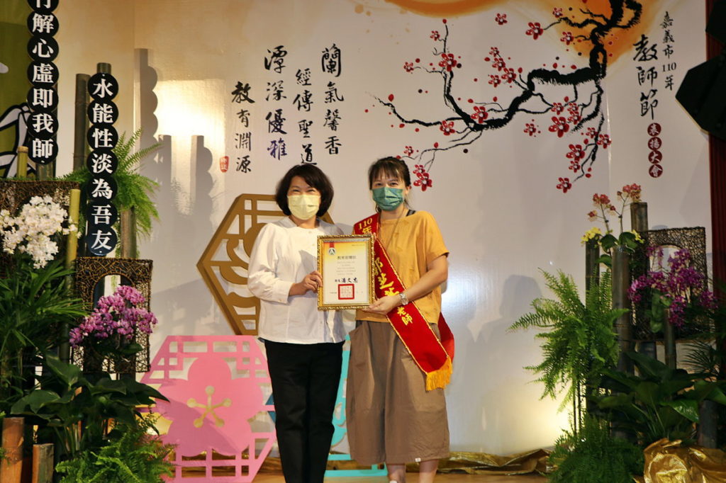 市長與郭芝菁老師合照_嘉義市政府提供