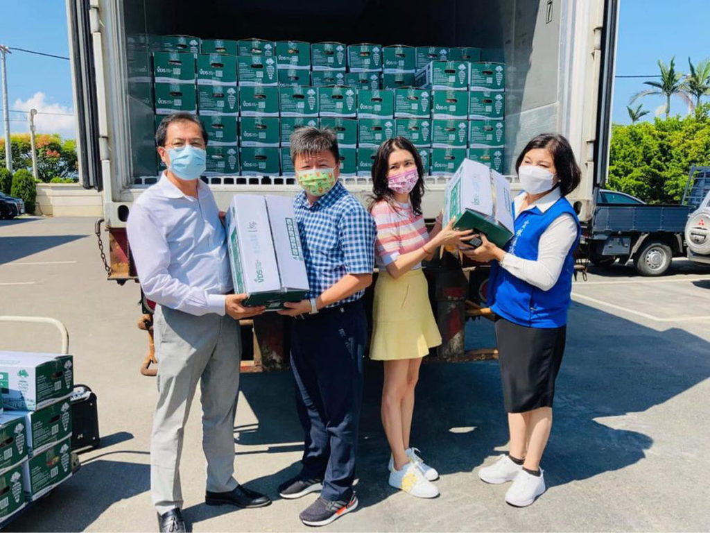 雲林縣長張麗善和農業處長吳芳銘為搶灘NTUC超市合照