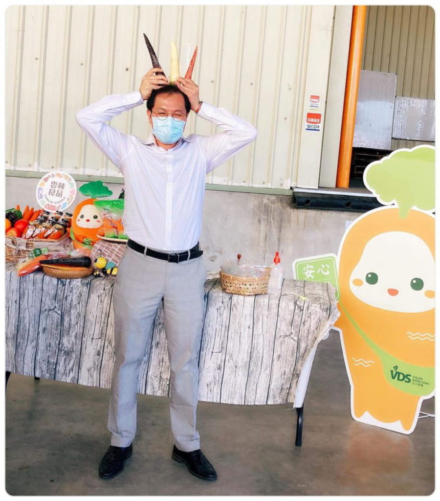 農業處長吳芳銘與胡蘿蔔和彩色胡蘿蔔