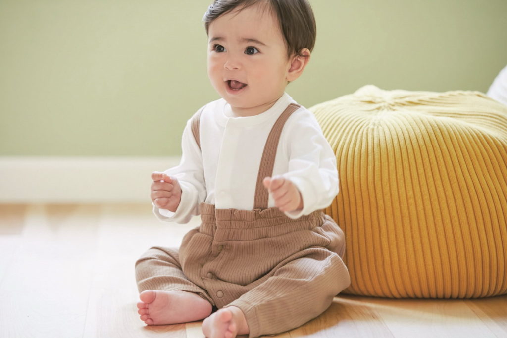 「GU baby」系列推出新生兒包屁衣，採用柔軟舒適的面料，搭配具時尚感的多層次拼接設計，一件即能完成可愛造型。