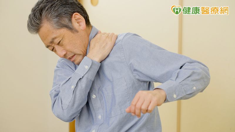 55歲男因五十肩忍痛上班 中西醫合併治療恢復日常