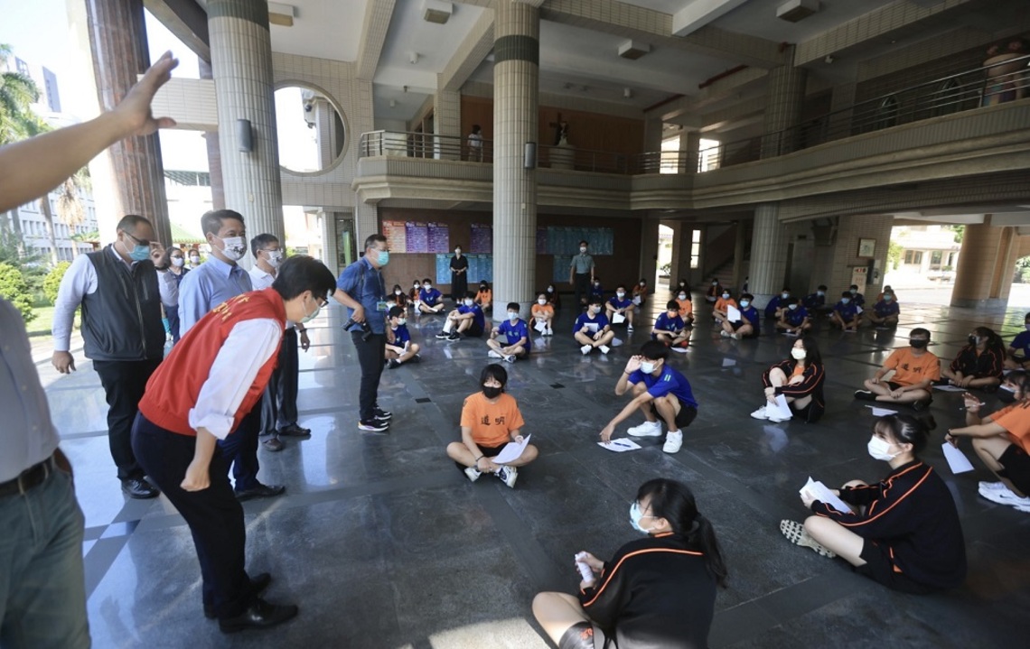 高市國高中生今起施打疫苗     陳其邁到校關注師生健康情形